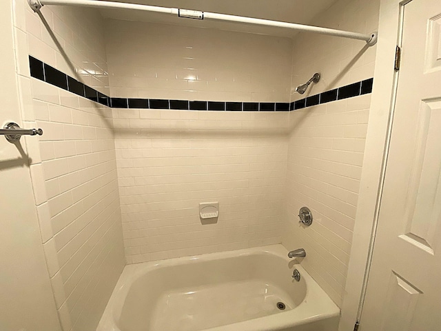 bathroom with tiled shower / bath combo