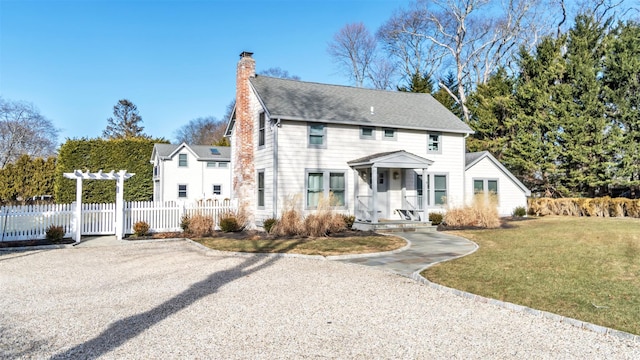 colonial home featuring a front lawn