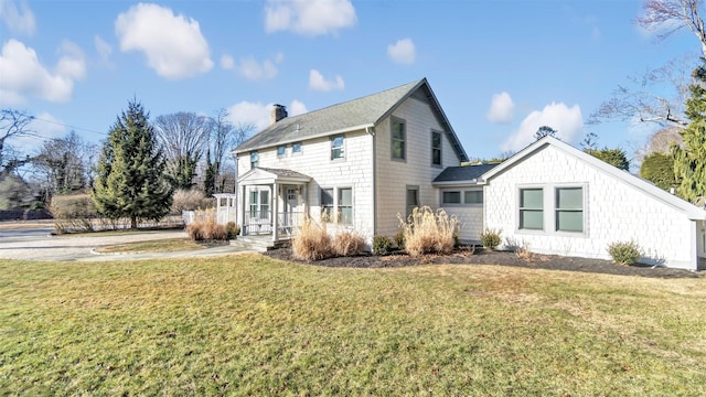 view of front of house featuring a front lawn