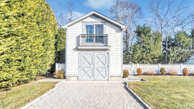 view of front of property featuring a front lawn