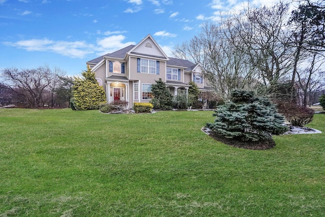 view of front of property featuring a front lawn