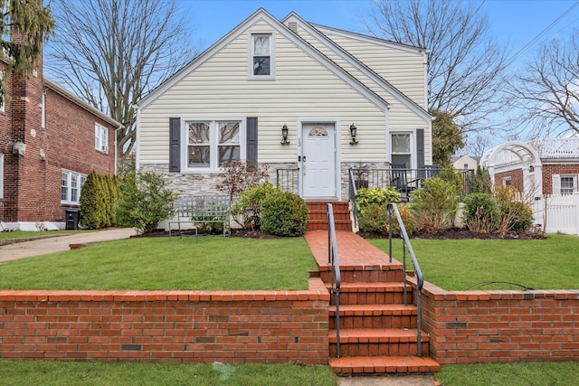 view of front of property featuring a front yard