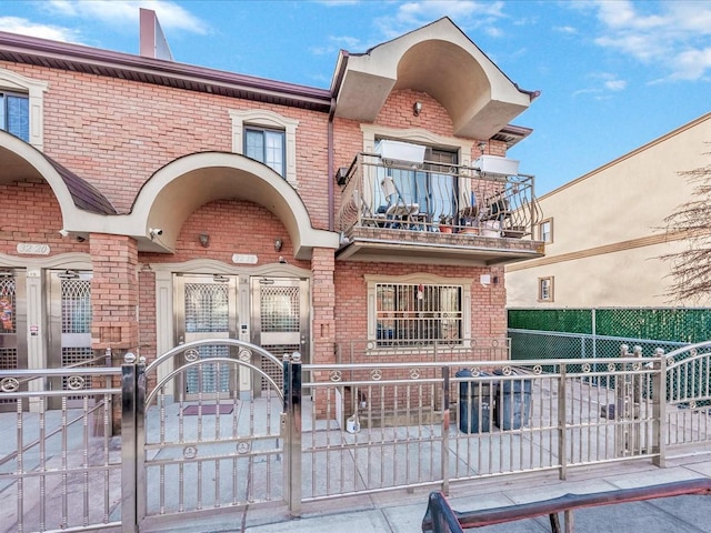 view of front of property featuring a balcony