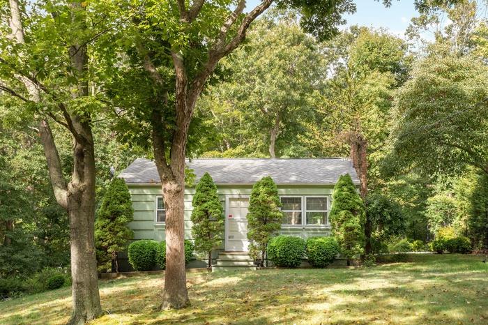 view of front of property featuring a front lawn