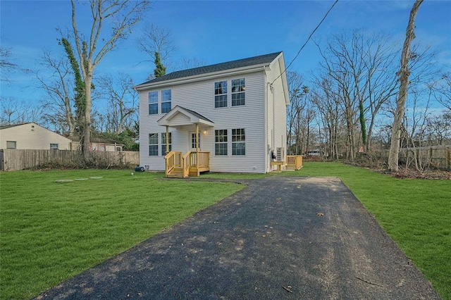 colonial house featuring a front lawn