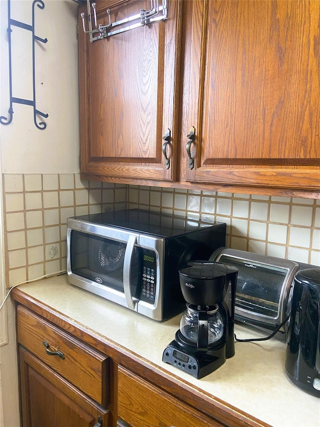 interior details featuring tasteful backsplash