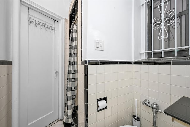 bathroom featuring tile walls