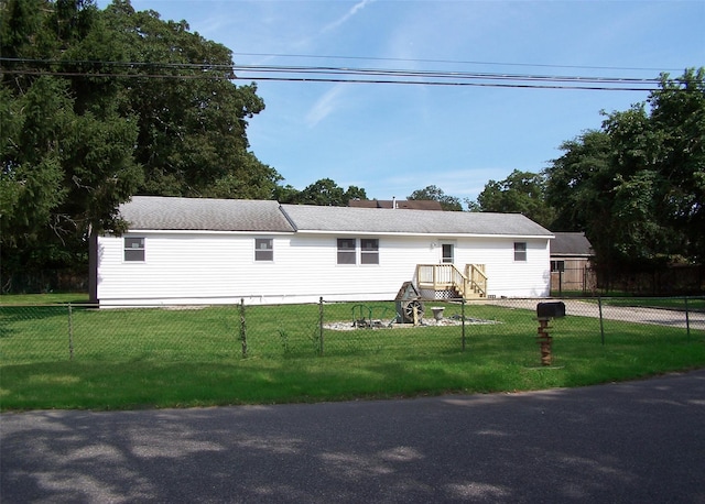 view of front of property featuring a front yard