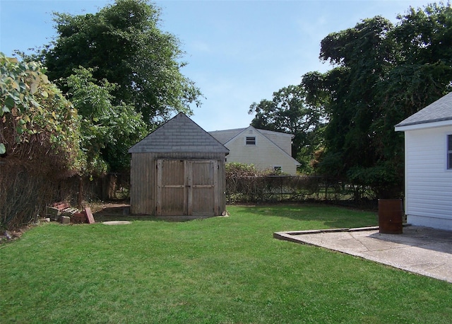 view of yard featuring a storage unit