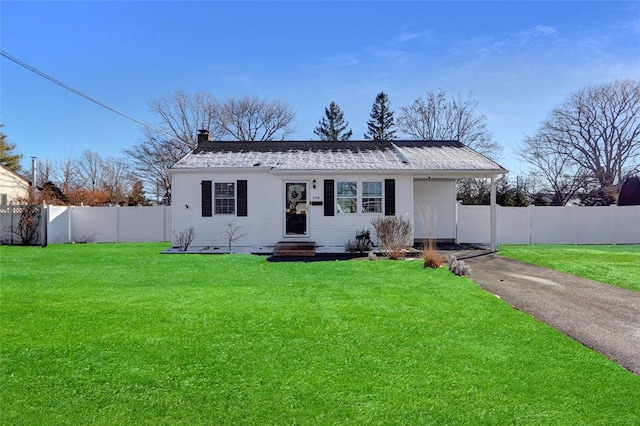 single story home featuring a front lawn