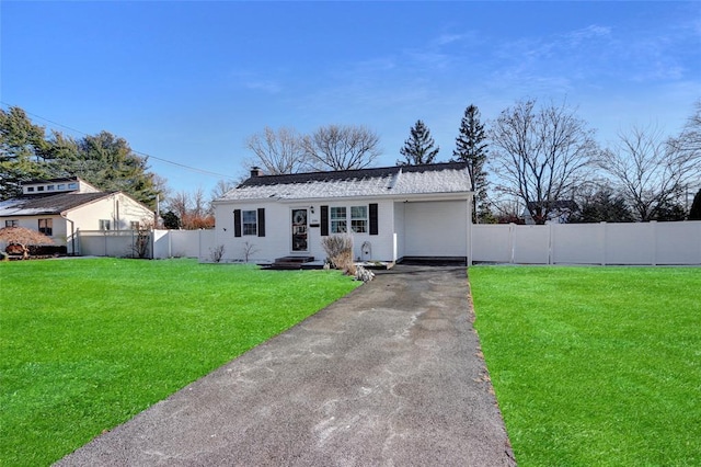 ranch-style home featuring a front lawn