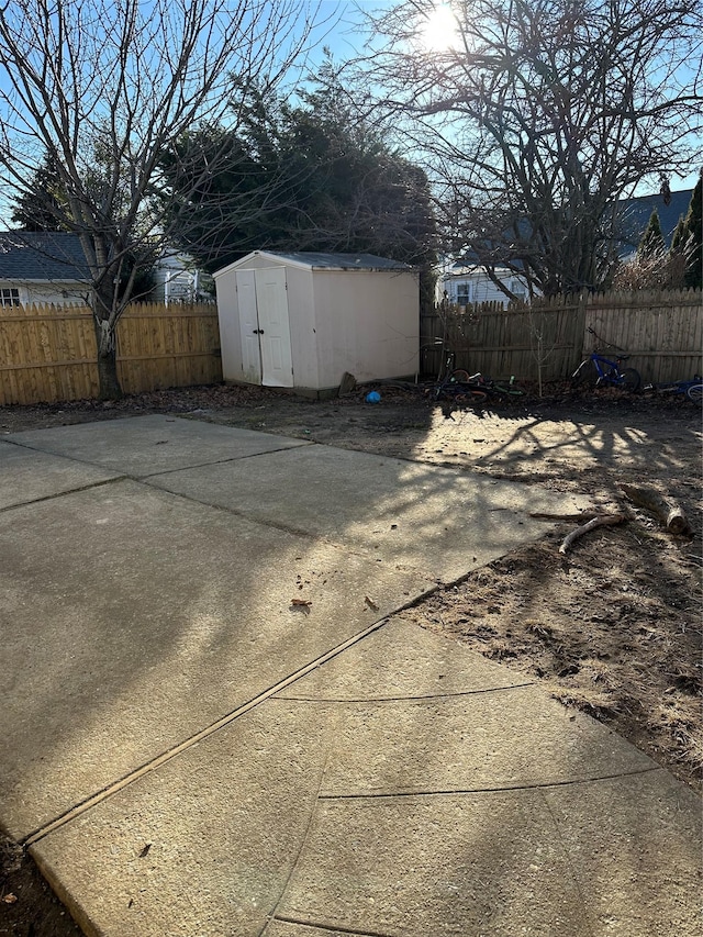 view of yard featuring a storage unit