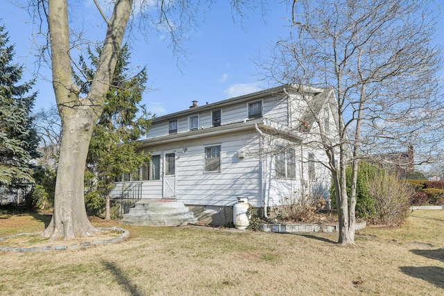 back of house featuring a lawn