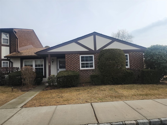 single story home with a front lawn