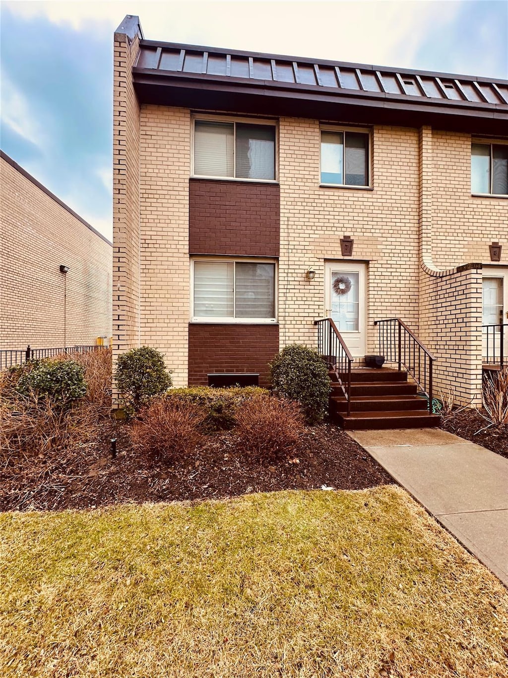 view of front of property featuring a front lawn