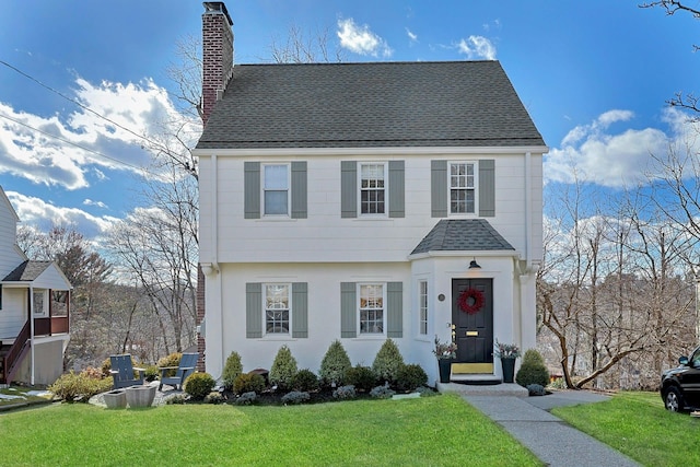 view of front of property featuring a front lawn