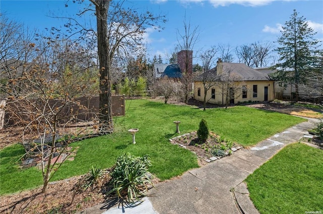 view of front facade with a front yard