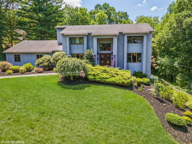 bi-level home featuring a front lawn