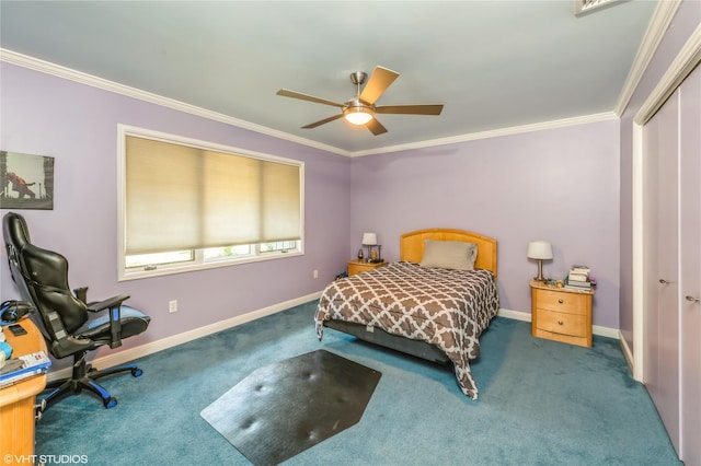 carpeted bedroom featuring a ceiling fan, baseboards, ornamental molding, and a closet