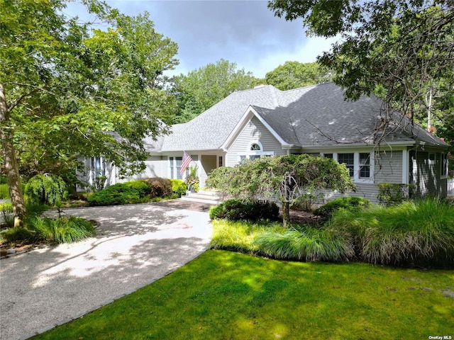 view of front of house featuring a front yard