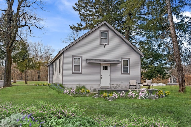 back of house featuring a lawn