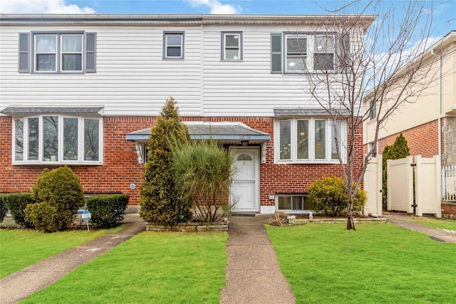 view of front of property featuring a front lawn