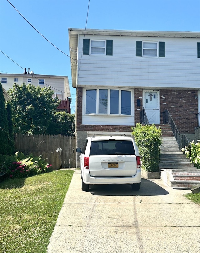 view of front of house featuring a front yard