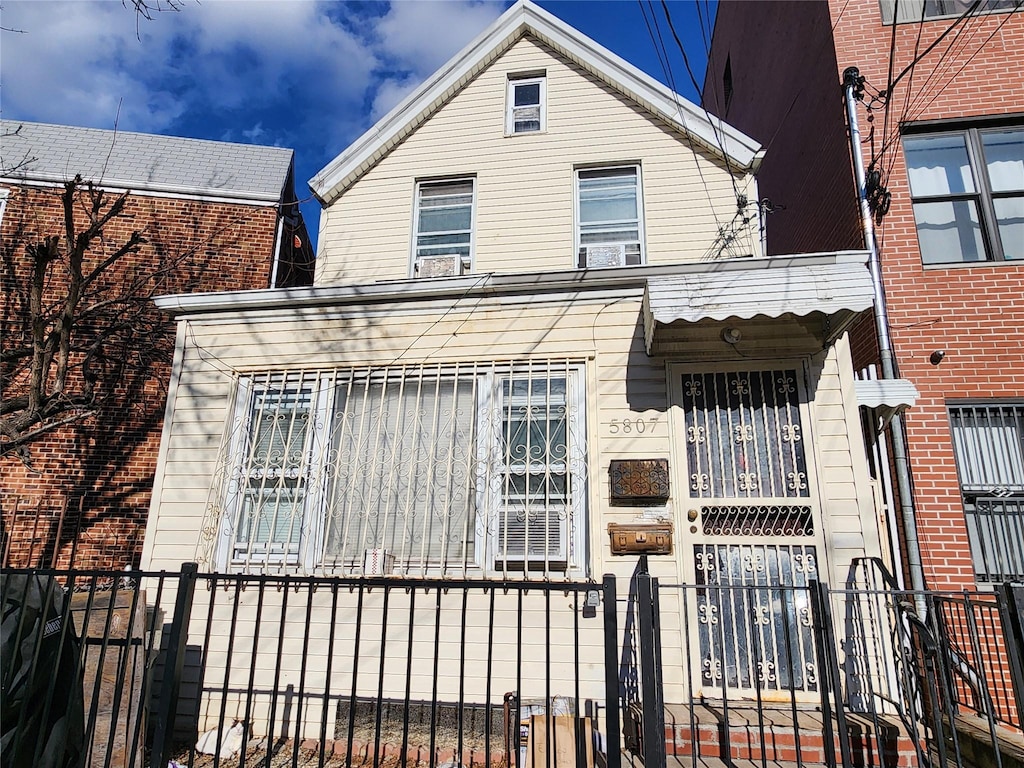 view of front of property