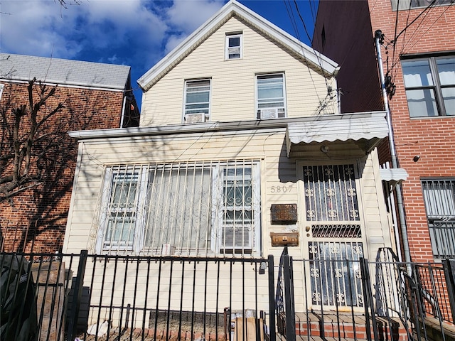 view of front of house featuring a fenced front yard