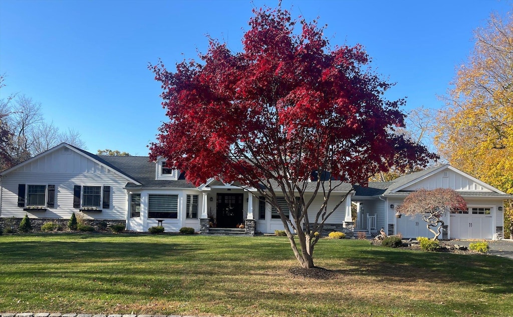 view of front facade with a garage and a front yard