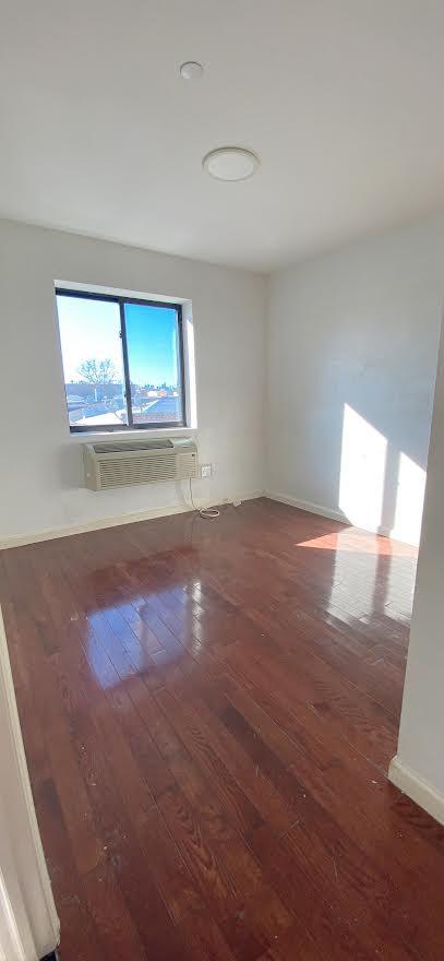 unfurnished room featuring baseboards and hardwood / wood-style flooring