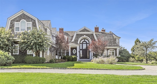 view of front facade with a front yard