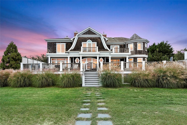 view of front facade with a lawn