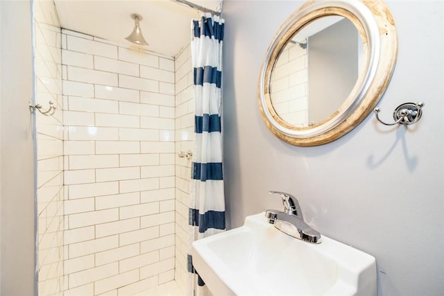 bathroom featuring a shower with curtain and sink