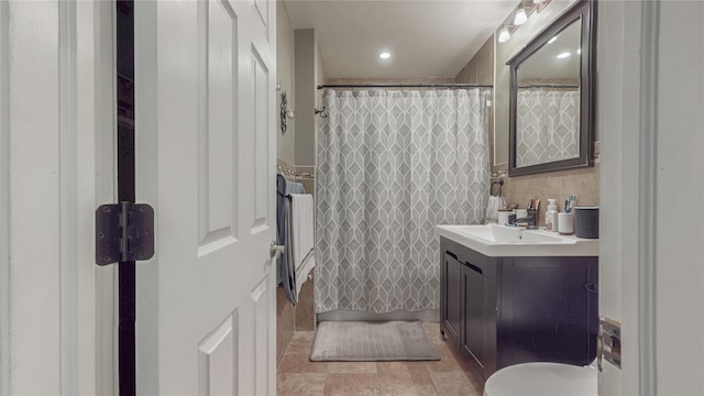 bathroom featuring tile patterned flooring, recessed lighting, a shower with shower curtain, vanity, and tile walls