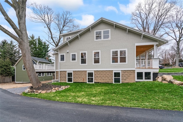 view of side of property featuring a lawn