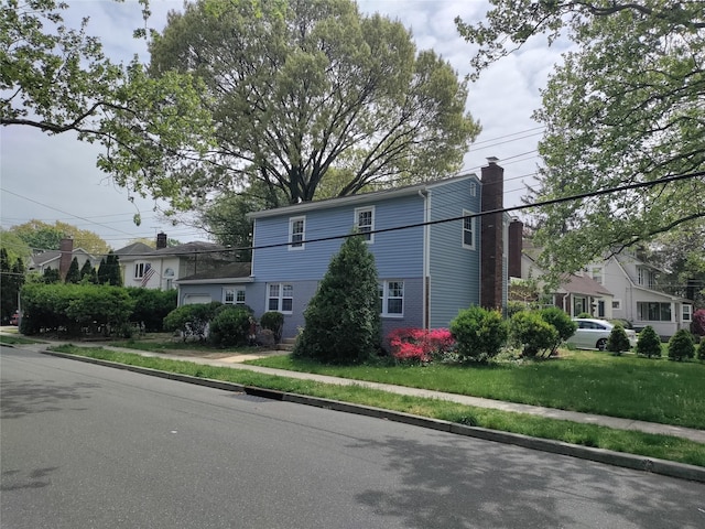 view of front facade featuring a front lawn