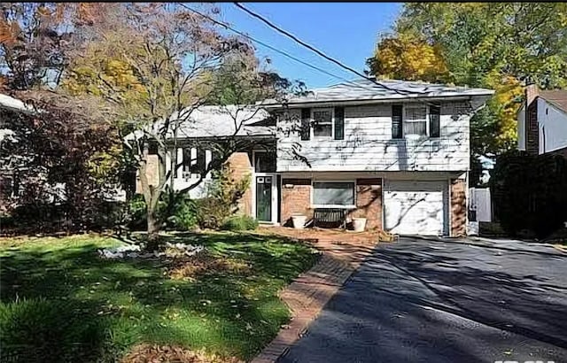 view of front of home featuring a garage and a front yard