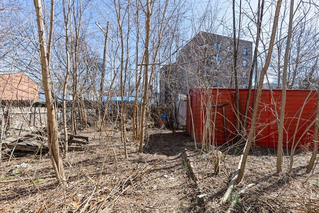 view of yard featuring an outdoor structure