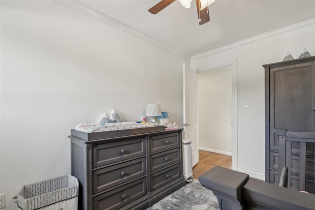 living area featuring hardwood / wood-style flooring, crown molding, and ceiling fan