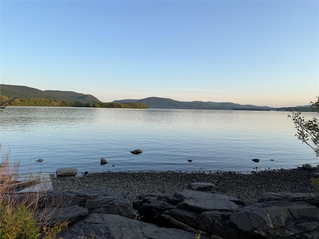 water view featuring a mountain backdrop
