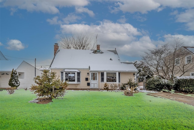 view of front facade featuring a front yard