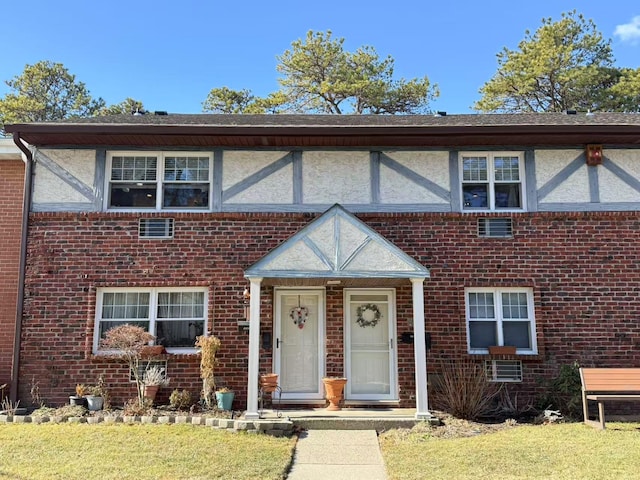 view of front facade featuring a front yard