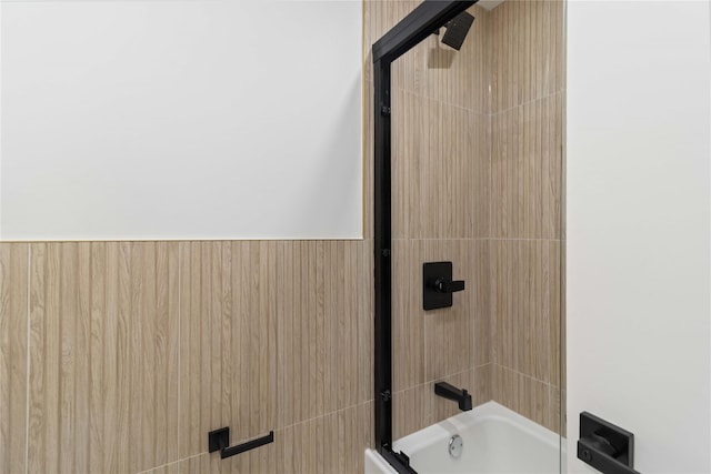 bathroom with tiled shower / bath combo