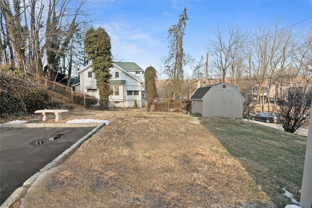 view of yard with a storage shed