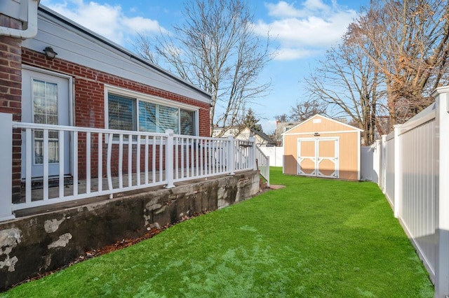 view of yard featuring a storage shed