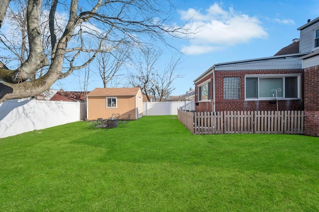 view of yard featuring a storage unit