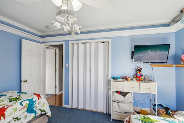 bedroom featuring crown molding, a chandelier, and carpet flooring