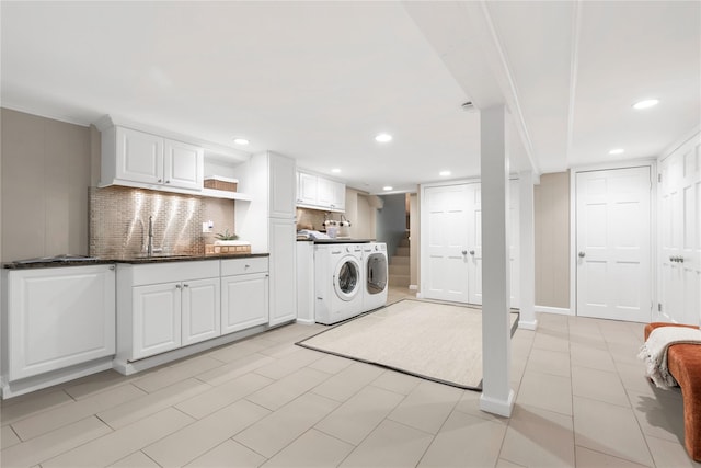 laundry area featuring recessed lighting, baseboards, a sink, and washing machine and clothes dryer