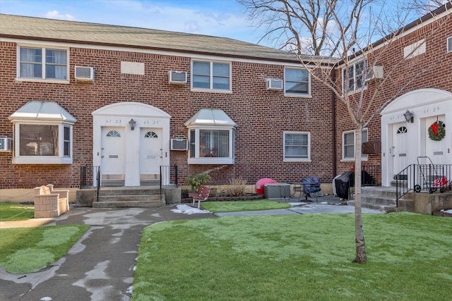 multi unit property featuring a front yard